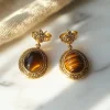 image de boucles d'oreilles en pierre d'Oeil de Tigre pour le bien-être en lithothérapie